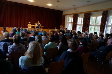 Anita Buchriegler las aus ihrem ersten Buch im BACOPA Verlag "Seelenbalsam. Kräutermärchen und Geschichten für Erwachsene, Kinder und Kind gebliebene" am 28. April 2016 in Schiedlberg