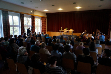 Für die musikalische Umrahmung sorgte die „Rohrer Saitenmusik“
Harfe: Schützenhofer Peter, Hackbrett: Irnberger Erika, Gitarre: Stinglmair Erni und Zither: Buchriegler Anita