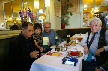 Wang Jiaxin, Dehui Hai Rao zeigt den Gedichtband "Nachgereichte Gedichte", Walter Fehlinger und Wolfgang Kubin im Kaffee Westend in Wien am 9. Oktober 2017