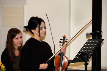 Die Musikerinnen Sophie Schicketmüller und Theresa Klinglmair