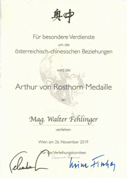 Die Rosthorn-Medaille wird seit 1986 an Personen oder Organisationen vergeben, die sich auf dem Gebiet der chinesisch-österreichischen Beziehungen besondere Verdienste erworben haben. Der Namensgeber, Arthur von Rosthorn (1862-1945), war als Sinologe und Diplomat zentral am Aufbau der chinesisch-österreichischen Verständigung beteiligt. Die von der Österreichisch-Chinesischen Gesellschaft (ÖGCF) und vom Österreichischen Institut für China- und Südostasienforschung gestiftete Arthur von Rosthorn-Medaille wird von einem Kuratorium unter Vorsitz von Dr. Helmut Sohmen vergeben.

Bisher erhielten die Rosthorn-Medaille seit 1986 aus Österreich und China u.a.: 
Bundespräsident Dr. Rudolf Kirchschläger, Vizekanzler und Außenminister Dr. Alois Mock, Außenministerin Dr. Ferrero Waldner, , Dr. Hannes Androsch, Finanzminister a.D., Staatssekretär Mag. Andreas Schieder, Bundesminister a. D. Karl Blecha, Dr. Alfred Gusenbauer, als Vorsitzender des Klubs der Sozialdemokratischen Parlamentsfraktion, Bundesratspräsidentin Anna Elisabeth Haselbach, Bundesratspräsidentin Mag. Susanne Neuwirth, Bundesratspräsident Walter Strutzenberger, Bundesratspräsident Ludwig Bieringer, Vorsitzender der Bundesratsfraktion der ÖVP, LH Hans Niessl, Bürgermeister Dr. Michael Häupl, WKO Präsident Dr. Christoph Leitl, Dr. Hugo Portisch, Helmut Kutin, Präsident SOS-Kinderdorf, Prof. Wilhelm Hübner, Vorstand der Philharmoniker, KR Adolf Wala, Präsident der Österreichischen Nationalbank, Dr. Hermine Tenk, Medizinerin in chinesischer Heilkunde, Prof. Dr. Richard Trappl, Leiter des Konfuzius Institutes an der Universität Wien (Institut für Ostasienwissenschaften), Hon. Prof. VR Dr. Helmut Pechlaner, Direktor des Tiergartens Schönbrunn, Biochemiker Dipl.-Ing. Dr.techn. Wolf-Dieter Rausch (Veterinärmedizinische Universität Wien), Assoc. Prof. Dr. Xiaohui Rausch-Fan (Bernhard Gottlieb Universitätsklinik, Parodontologie), Dr. Walter Koren, Leiter Außenwirtschaft Austria, Dr. Ernst Wastler, Vorstandsvorsitzender VAMED AG, Dr. Oskar Wawa, Bereichsdirektor für Internationale Beziehungen der Stadt Wien a.D. usw.
Sowie aus China u.a.: Außenminister und Staatsrat Wu Xueqian, Präsident Chen Haosu, Vizeminister Li Jinjun, Prof. Du Wentang, Universität Peking, Überseechinesenkomitee der ÖGCF, Su Binglie, Generalsekretär des österreichischen China-Forschungsvereins

Überreichung der Rosthorn-Medaillen 2022 an 
Werner Fasslabend, Bundesminister für Landesverteidigung a.D, Dritter Präsident des Nationalrates a.D. 
Margareta Griessler-Hermann, Sinologin, Autorin und Obersenatsrätin der Wiener Landesregierung 
S.E. Li Xiaosi, Botschafter der Volksrepublik China in Österreich 
Gottfried Sodeck, Eigentümer und Vorstandsvorsitzender der Firma Vogelbusch