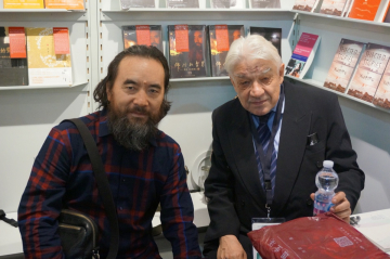 Xue Mo und Wolfgang Kubin beim Stand von Xue Mo