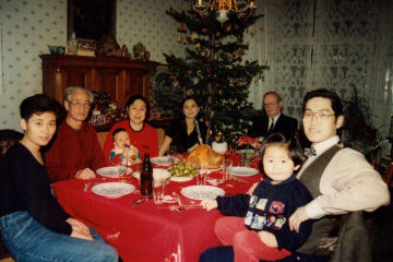 Zhang Xueyan und Hong Li zu Weihnachten im Familienkreis von links nach rechts: Zhou Ying, Schiwegertochter, Zhang Xueyan, Hong Li mit Theo, Tochter des Autors Angela, Autor, jüngerer Bruder Hongbins mit Tochter Sissi