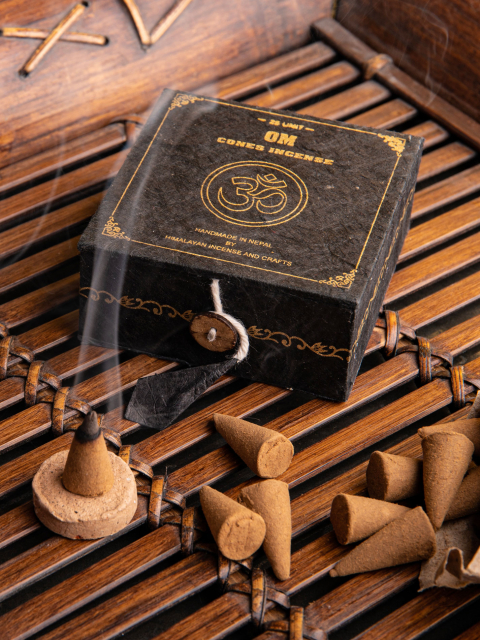 Räucherkegel OM in schwarzer Box
