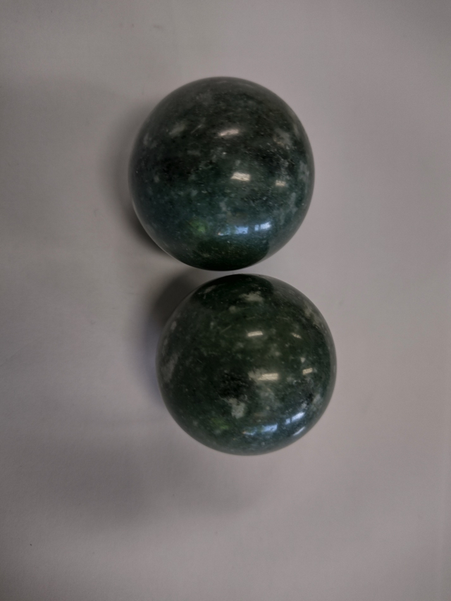 2 Stück Qi Gong Kugeln aus Stein, verschiedene Farben, Dm ca. 44mm