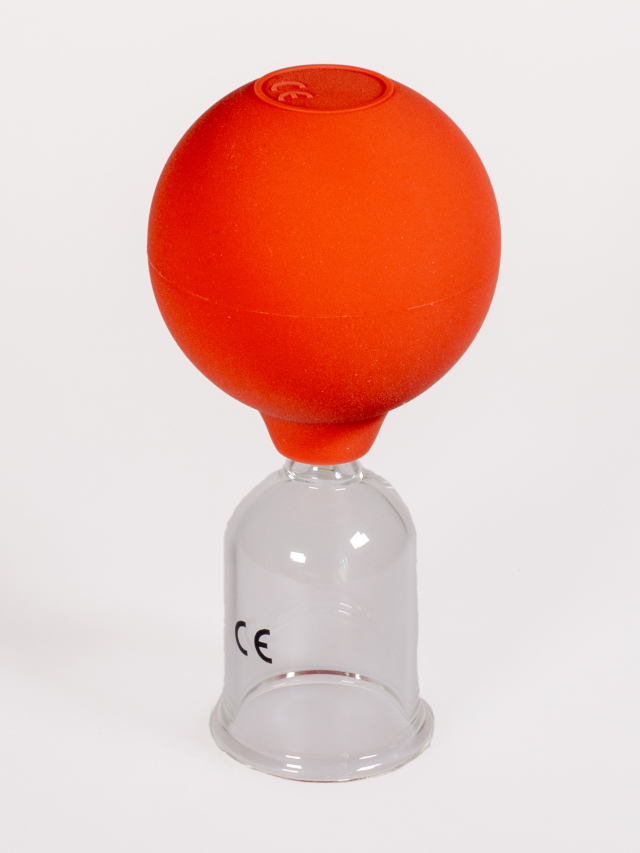 Schröpfglas mit Olive und Saugball nach Bier, ca. 3 cm Durchmesser