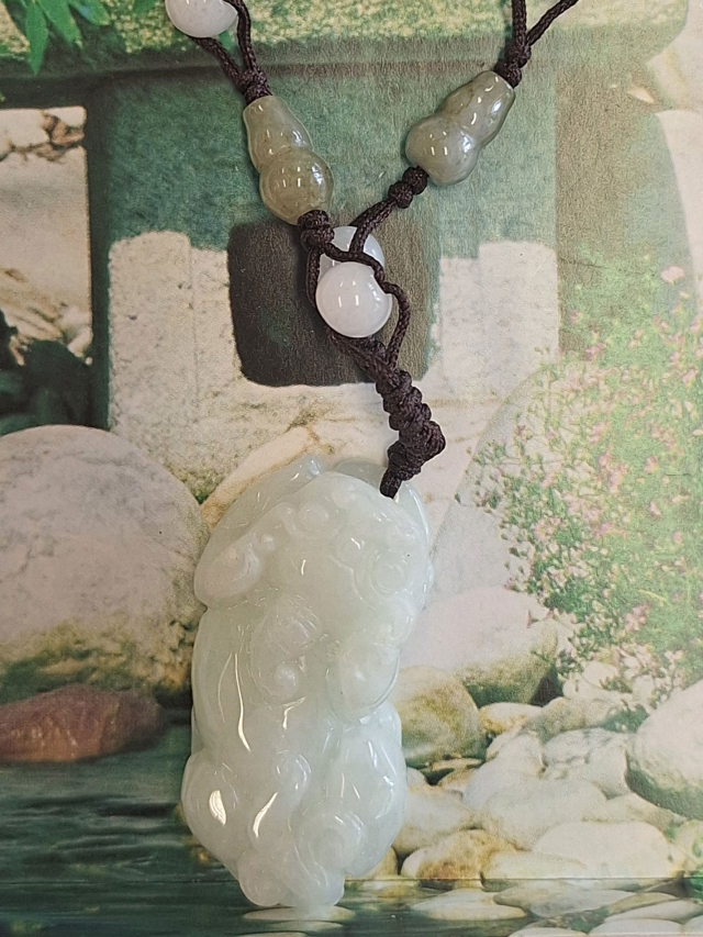 Jade Anhänger Findigkeit und Glück, ca. 4cm