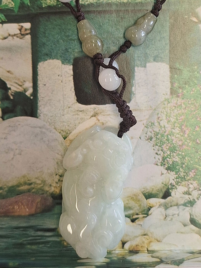 Jade Anhänger Gerechtigkeit und Frieden, ca. 4cm