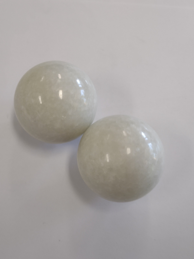2 Stück Qi Gong Kugeln aus Stein, verschiedene Farben, Dm ca. 5cm