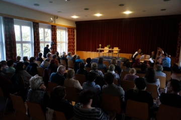 Für die musikalische Umrahmung sorgte die „Rohrer Saitenmusik“
Harfe: Schützenhofer Peter, Hackbrett: Irnberger Erika, Gitarre: Stinglmair Erni und Zither: Buchriegler Anita