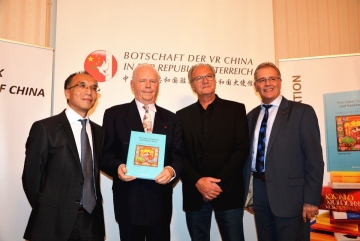 S.E. Botschafter Li Xiaosi, Prof. Kaminski, W. Fehlinger und Bundesratspräsident Edgar Mayer bei der Buchvorstellung "Von roten Schleiern und bunten Eiern. Chinesische Lebensbräuche" am 11. Oktober 2017 in der Botschaft der VR China