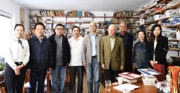 Schriftstellerdelegation aus China
Mr. Wu Yiqin, member of the secretariat of China Writers Association, director of board of the management of China Writers Publishing Group, critic
Mr. Li Xiuwen, president of Hubei Provincial Writers Association, professional writer of Wuhan Federation of Literary and Art Circles, novelist
Ms. Feng Dehua, deputy director of Literary Outreach Department of China Writers Association, poet
Mr. Lu Shunmin, vice president of Shanxi Provincial Writers Association, editor-in-chief of Shanxi Literature, essayist
Mr. Li Hao, professor of School of Literature of Hebei Normal University, novelist
Ms. Bai Xue, deputy director of Division for European and American Affairs, International Liaison Department of China Writers Association
sowie Gerd Kaminski und Walter Fehlinger am 10. September 2019 in Wien, Foto © Xiuyi Zhou