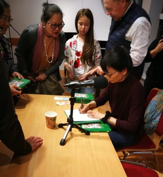 Signierstunde des zweisprachigen Buches „Der Chinesische Zauberhut. Philosophische Fabeln aus dem alten China“