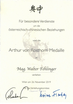 Die Rosthorn-Medaille wird seit 1986 an Personen oder Organisationen vergeben, die sich auf dem Gebiet der chinesisch-österreichischen Beziehungen besondere Verdienste erworben haben. Der Namensgeber, Arthur von Rosthorn (1862-1945), war als Sinologe und Diplomat zentral am Aufbau der chinesisch-österreichischen Verständigung beteiligt. Die von der Österreichisch-Chinesischen Gesellschaft (ÖGCF) und vom Österreichischen Institut für China- und Südostasienforschung gestiftete Arthur von Rosthorn-Medaille wird von einem Kuratorium unter Vorsitz von Dr. Helmut Sohmen vergeben.

Bisher erhielten die Rosthorn-Medaille seit 1986 aus Österreich und China u.a.: 
Bundespräsident Dr. Rudolf Kirchschläger, Vizekanzler und Außenminister Dr. Alois Mock, Außenministerin Dr. Ferrero Waldner, , Dr. Hannes Androsch, Finanzminister a.D., Staatssekretär Mag. Andreas Schieder, Bundesminister a. D. Karl Blecha, Dr. Alfred Gusenbauer, als Vorsitzender des Klubs der Sozialdemokratischen Parlamentsfraktion, Bundesratspräsidentin Anna Elisabeth Haselbach, Bundesratspräsidentin Mag. Susanne Neuwirth, Bundesratspräsident Walter Strutzenberger, Bundesratspräsident Ludwig Bieringer, Vorsitzender der Bundesratsfraktion der ÖVP, LH Hans Niessl, Bürgermeister Dr. Michael Häupl, WKO Präsident Dr. Christoph Leitl, Dr. Hugo Portisch, Helmut Kutin, Präsident SOS-Kinderdorf, Prof. Wilhelm Hübner, Vorstand der Philharmoniker, KR Adolf Wala, Präsident der Österreichischen Nationalbank, Dr. Hermine Tenk, Medizinerin in chinesischer Heilkunde, Prof. Dr. Richard Trappl, Leiter des Konfuzius Institutes an der Universität Wien (Institut für Ostasienwissenschaften), Hon. Prof. VR Dr. Helmut Pechlaner, Direktor des Tiergartens Schönbrunn, Biochemiker Dipl.-Ing. Dr.techn. Wolf-Dieter Rausch (Veterinärmedizinische Universität Wien), Assoc. Prof. Dr. Xiaohui Rausch-Fan (Bernhard Gottlieb Universitätsklinik, Parodontologie), Dr. Walter Koren, Leiter Außenwirtschaft Austria, Dr. Ernst Wastler, Vorstandsvorsitzender VAMED AG, Dr. Oskar Wawa, Bereichsdirektor für Internationale Beziehungen der Stadt Wien a.D. usw.
Sowie aus China u.a.: Außenminister und Staatsrat Wu Xueqian, Präsident Chen Haosu, Vizeminister Li Jinjun, Prof. Du Wentang, Universität Peking, Überseechinesenkomitee der ÖGCF, Su Binglie, Generalsekretär des österreichischen China-Forschungsvereins

Überreichung der Rosthorn-Medaillen 2022 an 
Werner Fasslabend, Bundesminister für Landesverteidigung a.D, Dritter Präsident des Nationalrates a.D. 
Margareta Griessler-Hermann, Sinologin, Autorin und Obersenatsrätin der Wiener Landesregierung 
S.E. Li Xiaosi, Botschafter der Volksrepublik China in Österreich 
Gottfried Sodeck, Eigentümer und Vorstandsvorsitzender der Firma Vogelbusch
