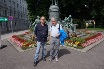 Vor dem Denkmal von Josef Werndl in Steyr 2014