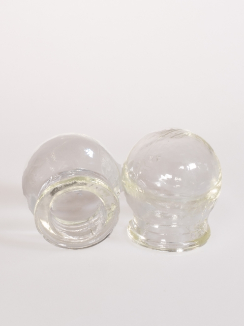Dickwandiges Chinesisches Schröpfglas ca. 4,5 x 6 cm